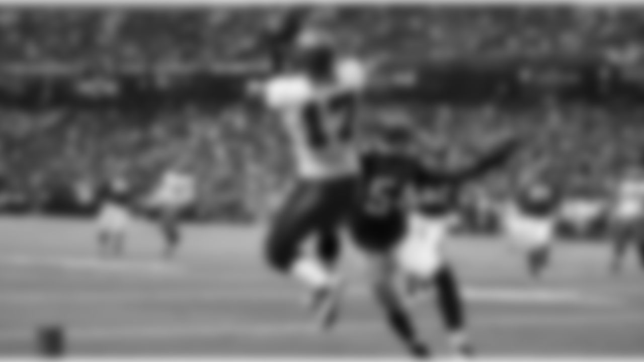 17 WR Arrelious Benn gets a touchdown on a 14 yard pass