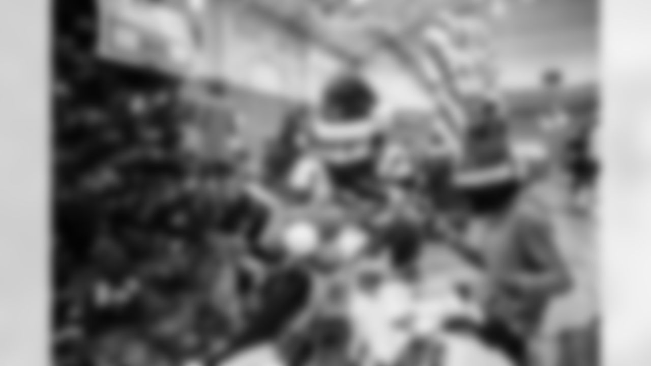 201221_TR_DLineDeliversChristmas_00009