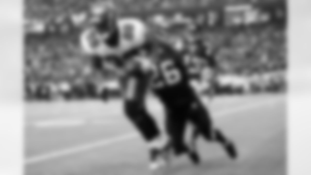 89 WR Antonio Bryant catches a touchdown pass in the first half