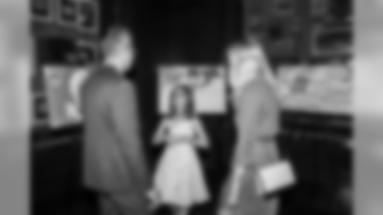 191121_TR_HolidayCardExhibit_038
