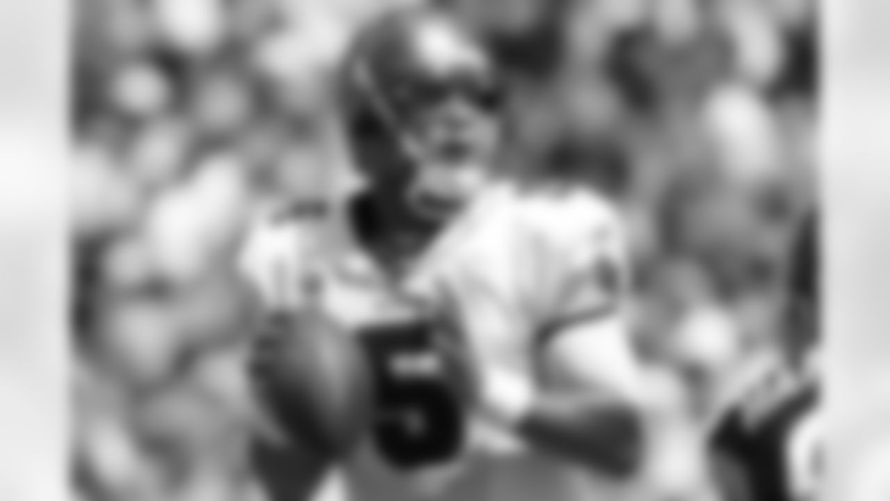 5 QB Josh Freeman zones in on a receiver