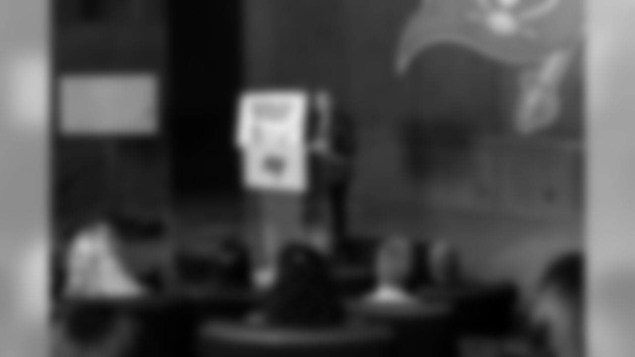 191121_TR_HolidayCardExhibit_052