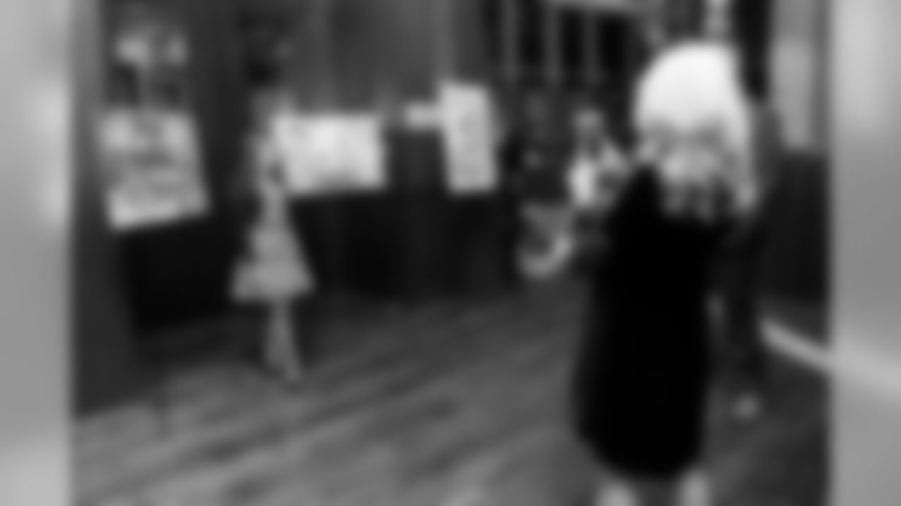 191121_TR_HolidayCardExhibit_016