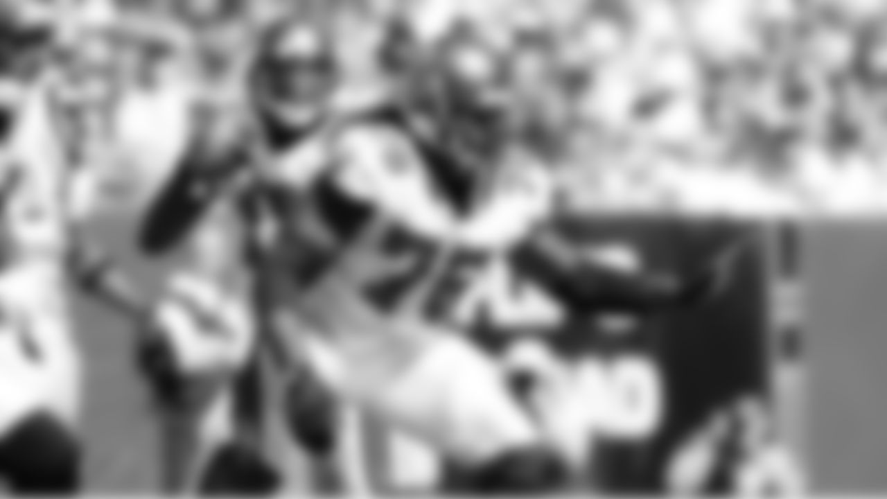 75 G Davin Joseph stands his ground to protect the quarterback