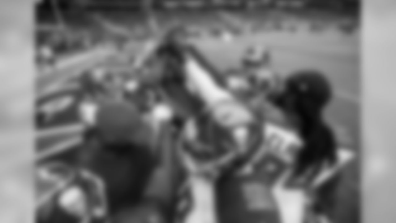 Bucs huddle