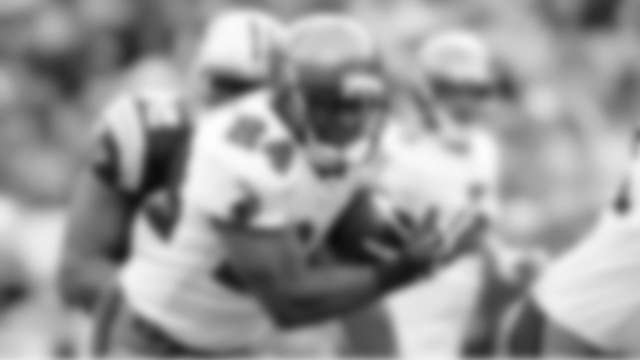 24 RB Carnell Williams breaks out a 19 yard run in the first half