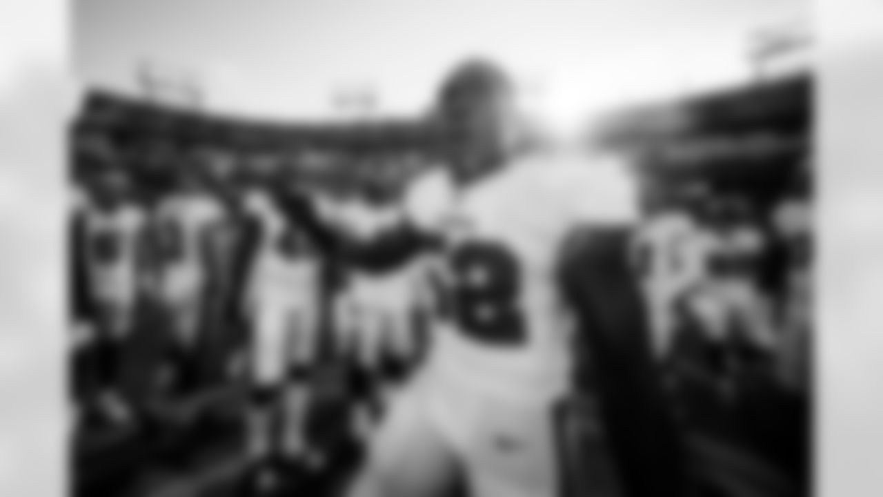 NASHVILLE, TN - August 20, 2022 - Inside Linebacker K.J. Britt #52 of the Tampa Bay Buccaneers before the preseason game between the Tampa Bay Buccaneers and Tennessee Titans at Nissan Stadium. The Buccaneers lost the game, 13-3. Photo By Kyle Zedaker/Tampa Bay Buccaneers