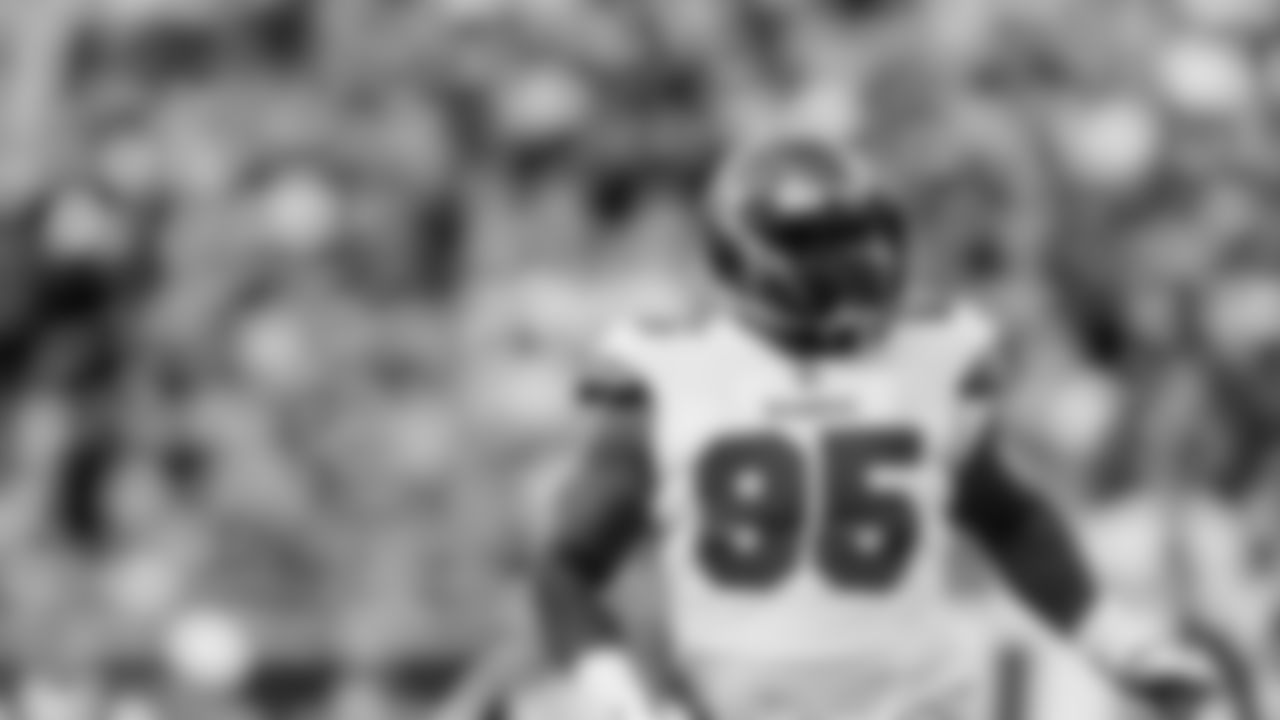 Unrestricted Free Agent: DL Deadrin Senat