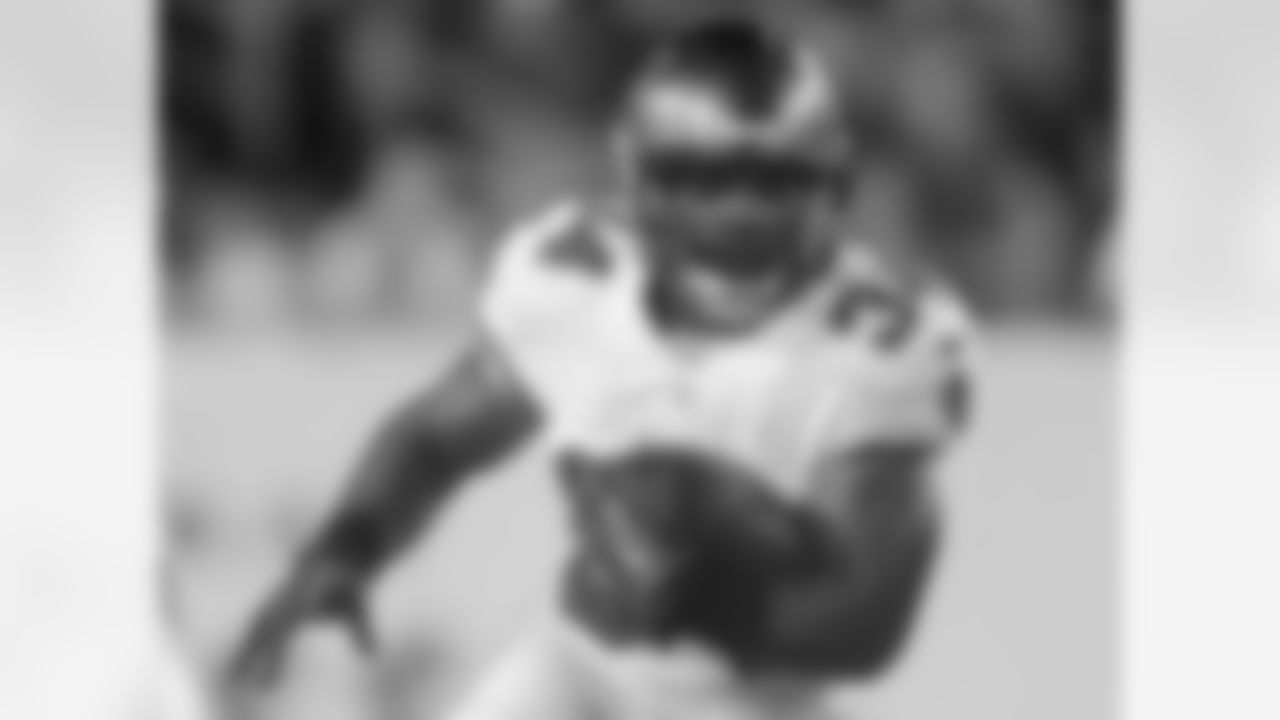 RB Michael Smith runs off the right end for a 4 yard gain.