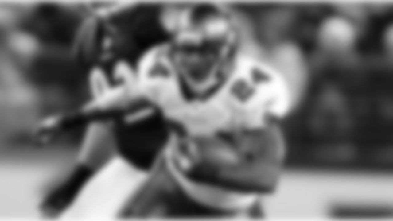 24 RB Cadillac Williams unleashes mad running skills and picks up 15 yards