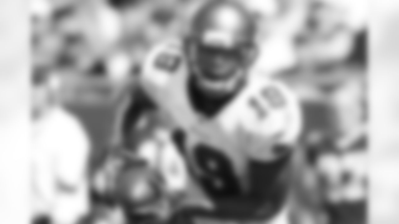 19 WR Mike Williams has a 20 yard reception in the 1st half