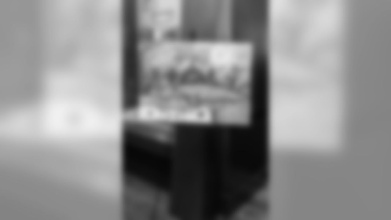 191121_TR_HolidayCardExhibit_015