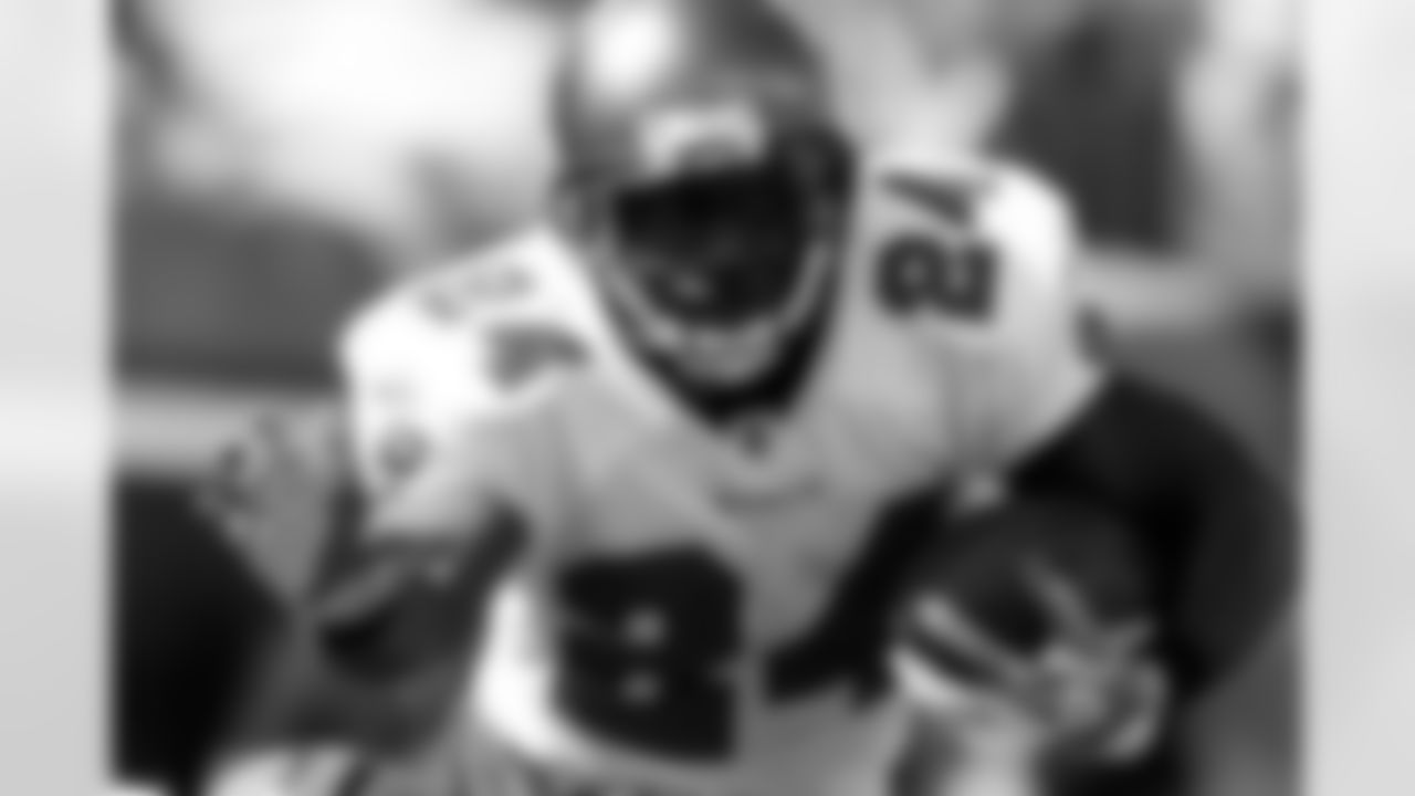 24 RB Cadillac Williams had a break out carry for 14 yards