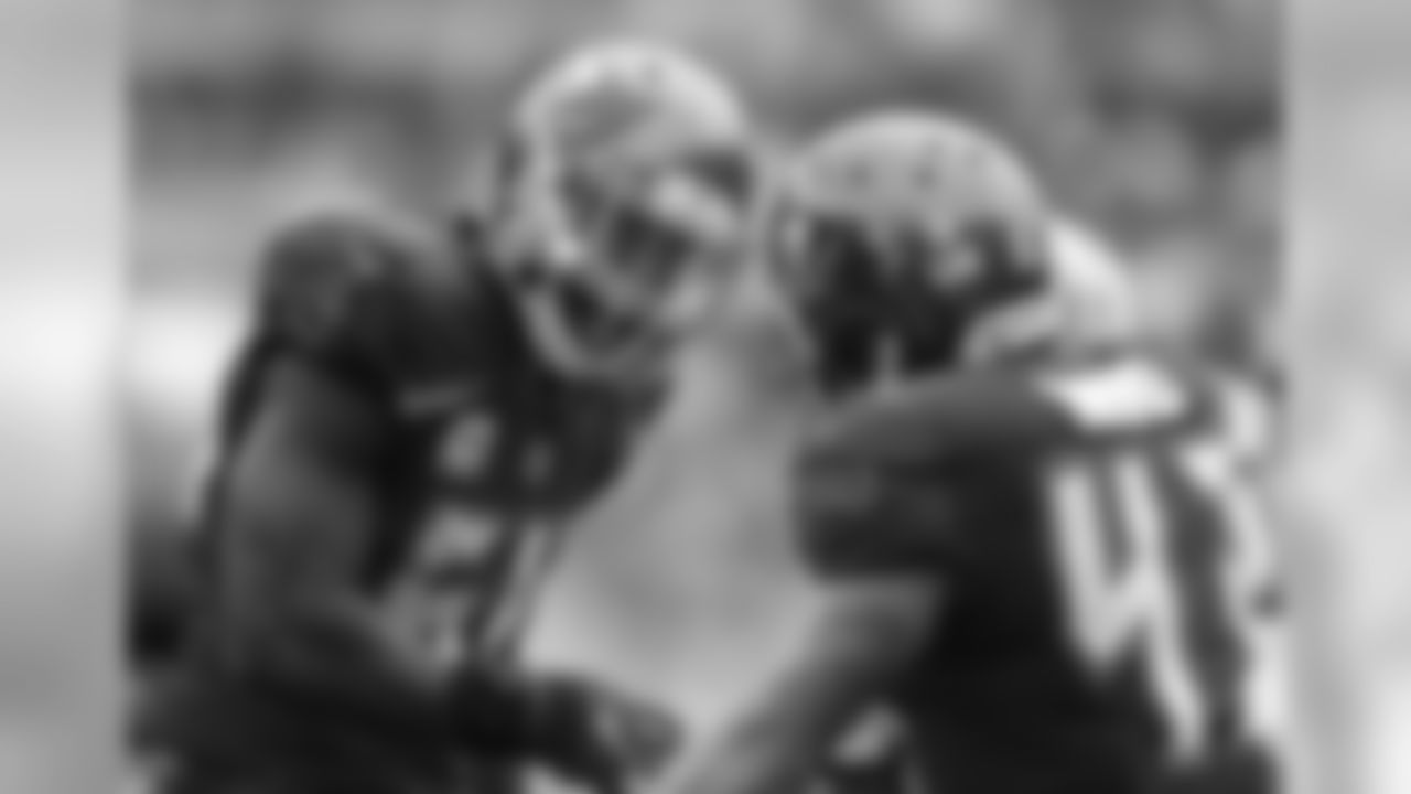 LB Lavonte David and S T.J. Ward