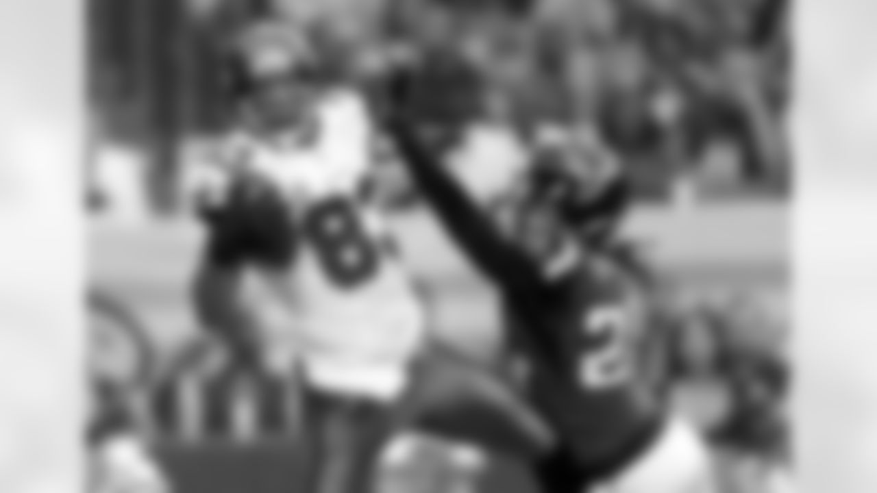 Vincent Jackson goes up for the deep ball from Mike Glennon and makes a spectacular one-handed catch over the defender and runs it in for the score.