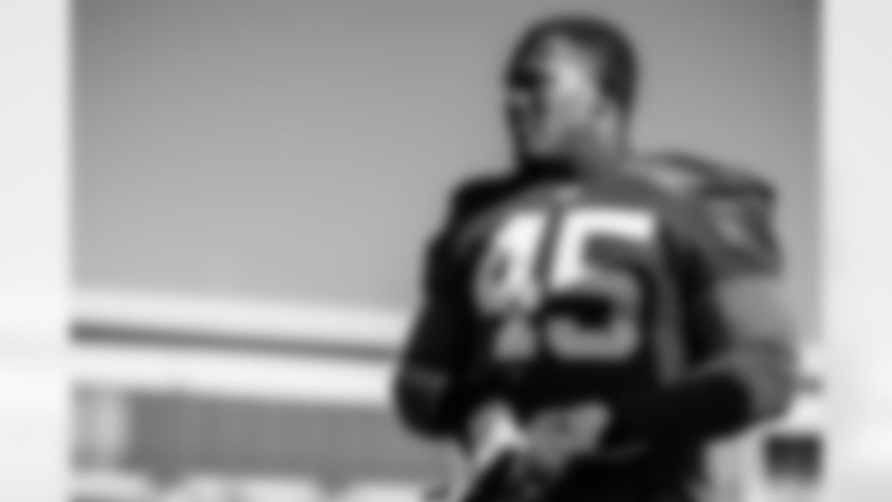 TAMPA, FL - DECEMBER 24, 2021 - Inside Linebacker Devin White #45 of the Tampa Bay Buccaneers during practice at AdventHealth Training Center. Photo By Tori Richman/Tampa Bay Buccaneers