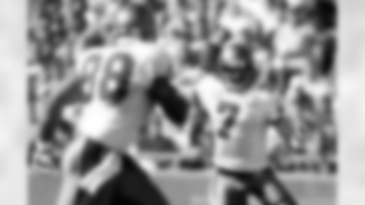 7 QB Jeff Garcia prepares to fire a pass downfield