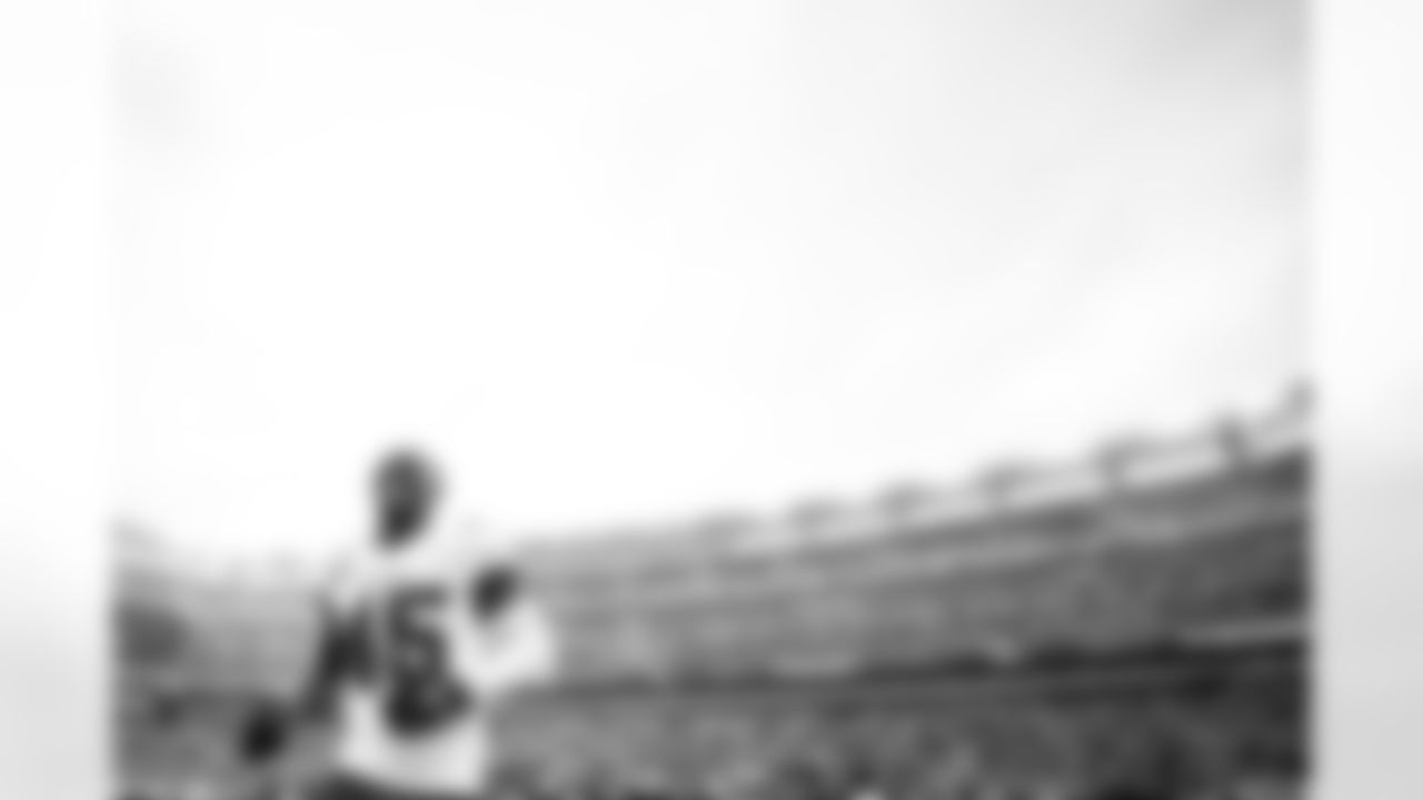 EAST RUTHERFORD, NJ - January 02, 2022 - Inside Linebacker Devin White #45 of the Tampa Bay Buccaneers before the game between the Tampa Bay Buccaneers and New York Jets at MetLife Stadium. The Buccaneers won the game, 28-24. Photo By Kyle Zedaker/Tampa Bay Buccaneers