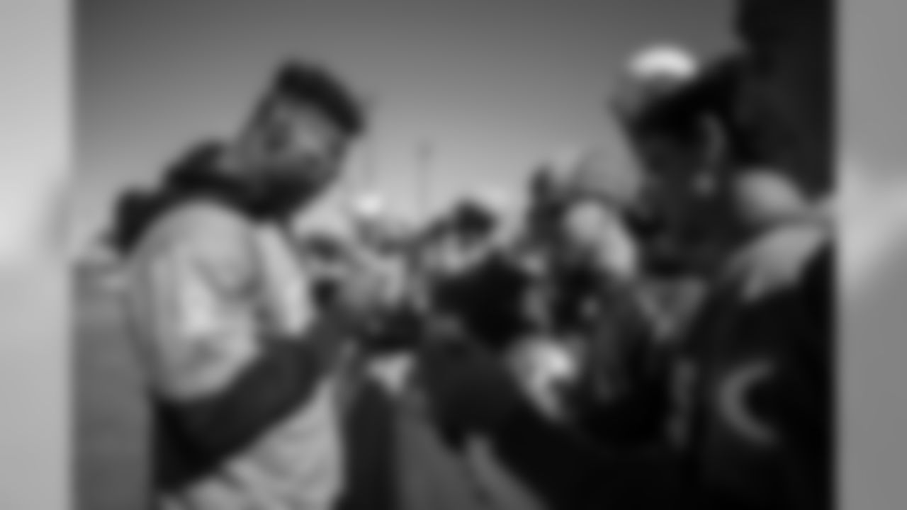 ORLANDO, FL - JANUARY 25, 2020 - Outside Linebacker Shaquil Barrett #58 of the Tampa Bay Buccaneers signs autographs for fans at Day 3 of practice at the Pro Bowl. Photo By Kyle Zedaker/Tampa Bay Buccaneers