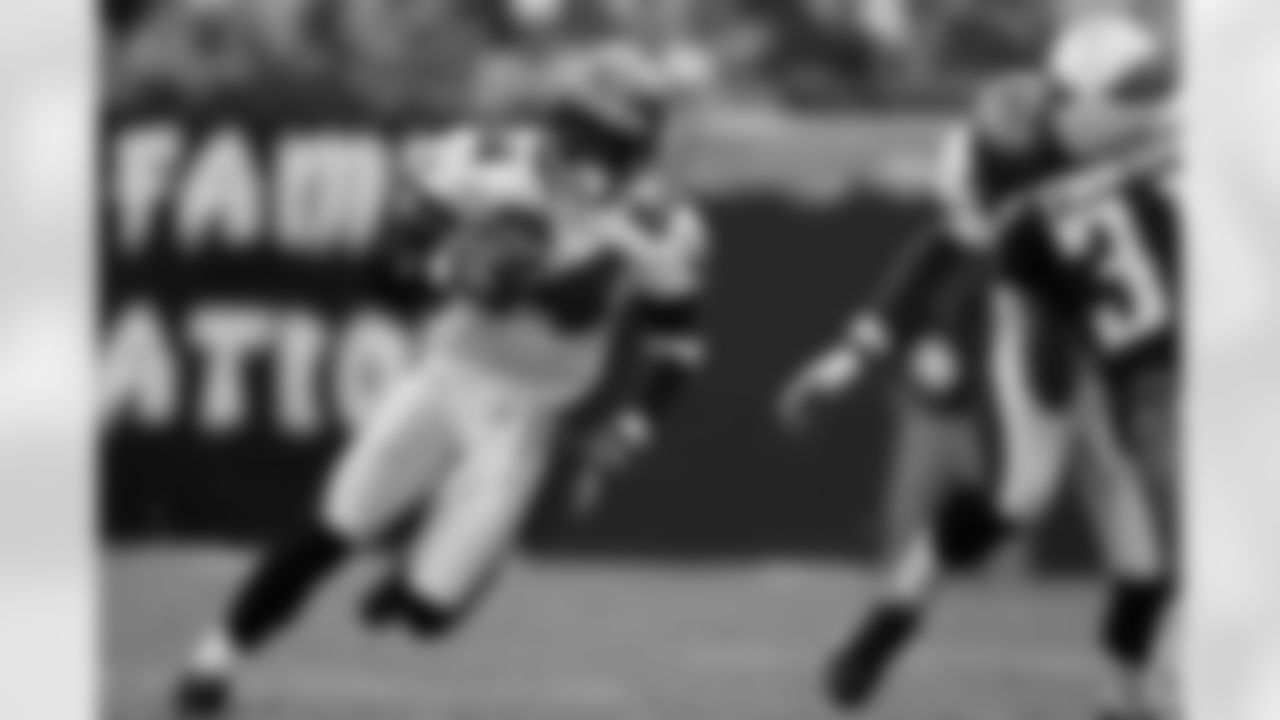 WR Joey Galloway catches an eight yard pass from Jeff Garcia in the first quarter