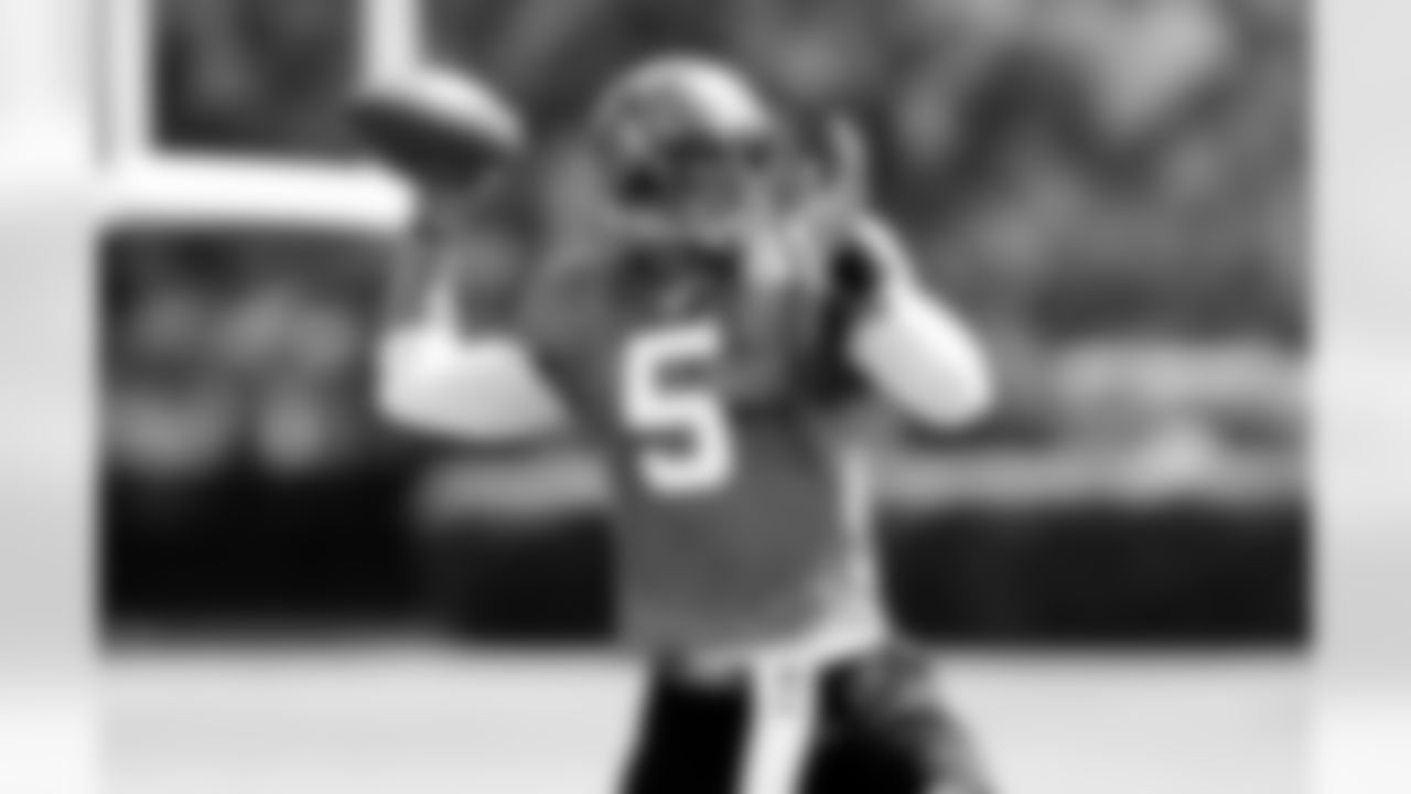QB Josh Freeman looks to pass.