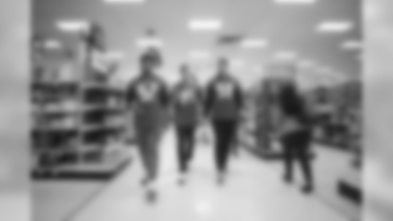 191218_TR_LinebackersLightUpHolidays_006