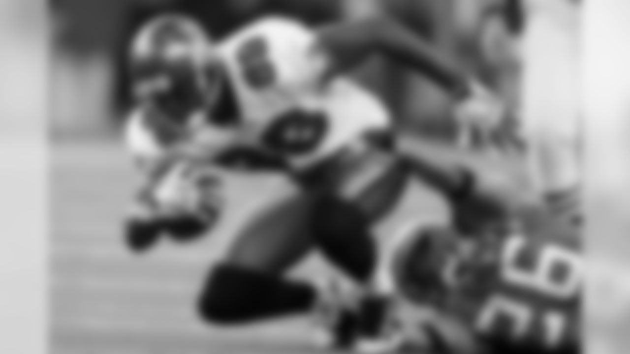 89 WR Antonio Bryant picks up 17 yards from a pass in the first quarter