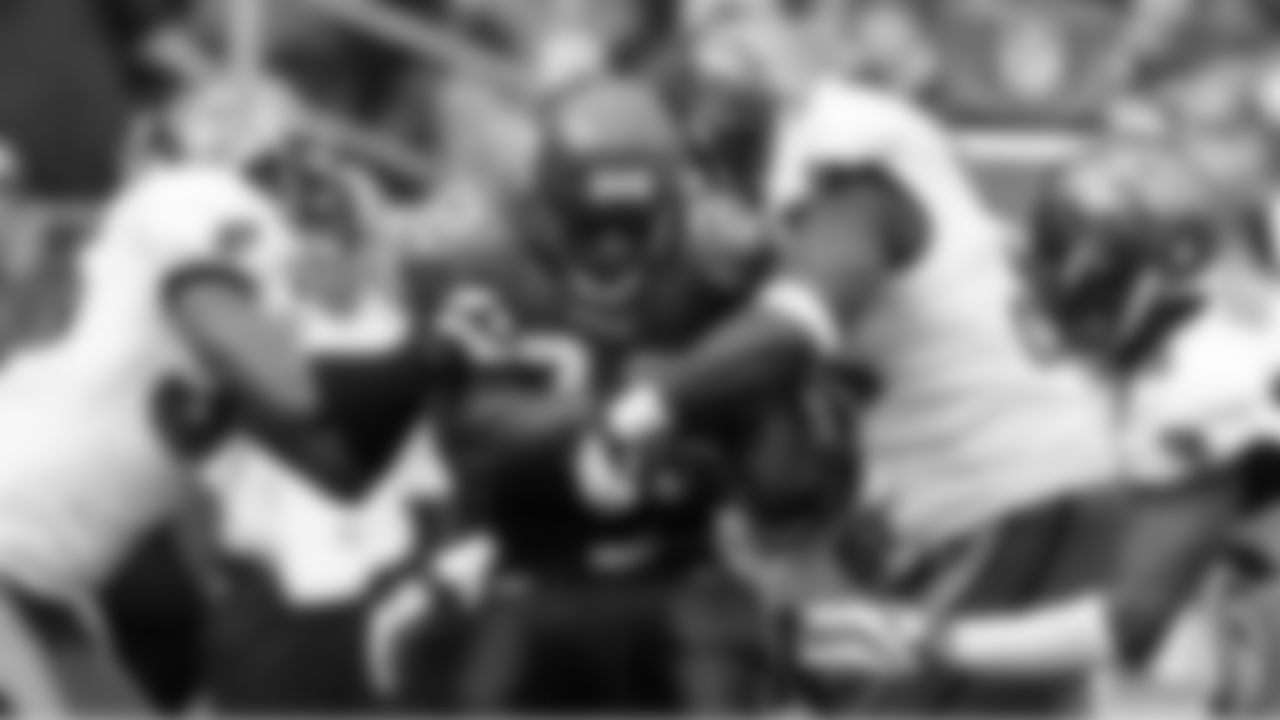 54 LB Geno Hayes moves in to attack the running back