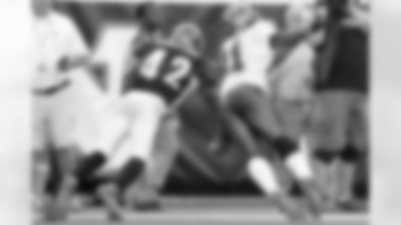 81 WR Michael Spurlock makes an amazing catch and gets out of bounds to put the kicker in a better situation