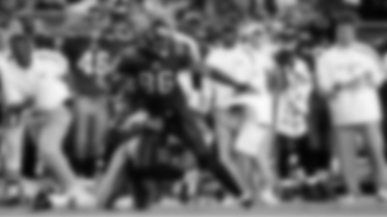 86 TE Jerramy Stevens catches a short pass to pick up 3 yards