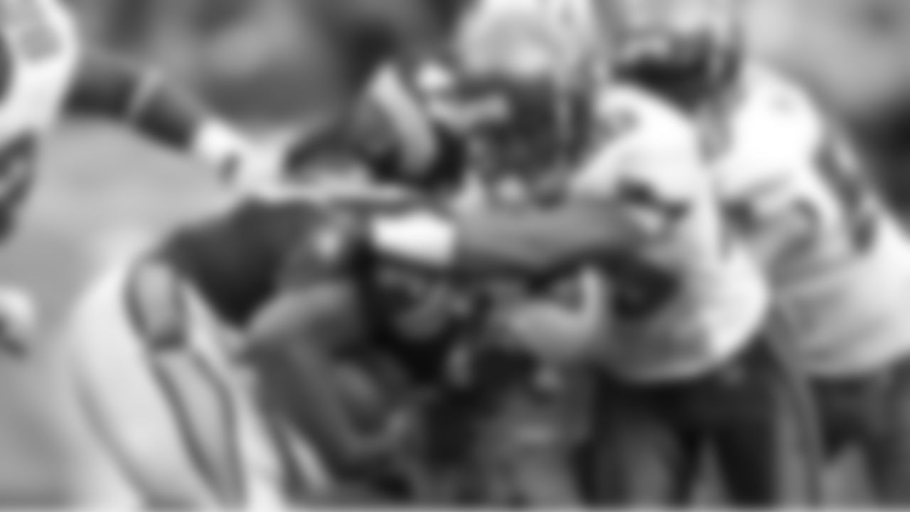 20 CB Ronde Barber plays tight on the runner to ensure the tackle
