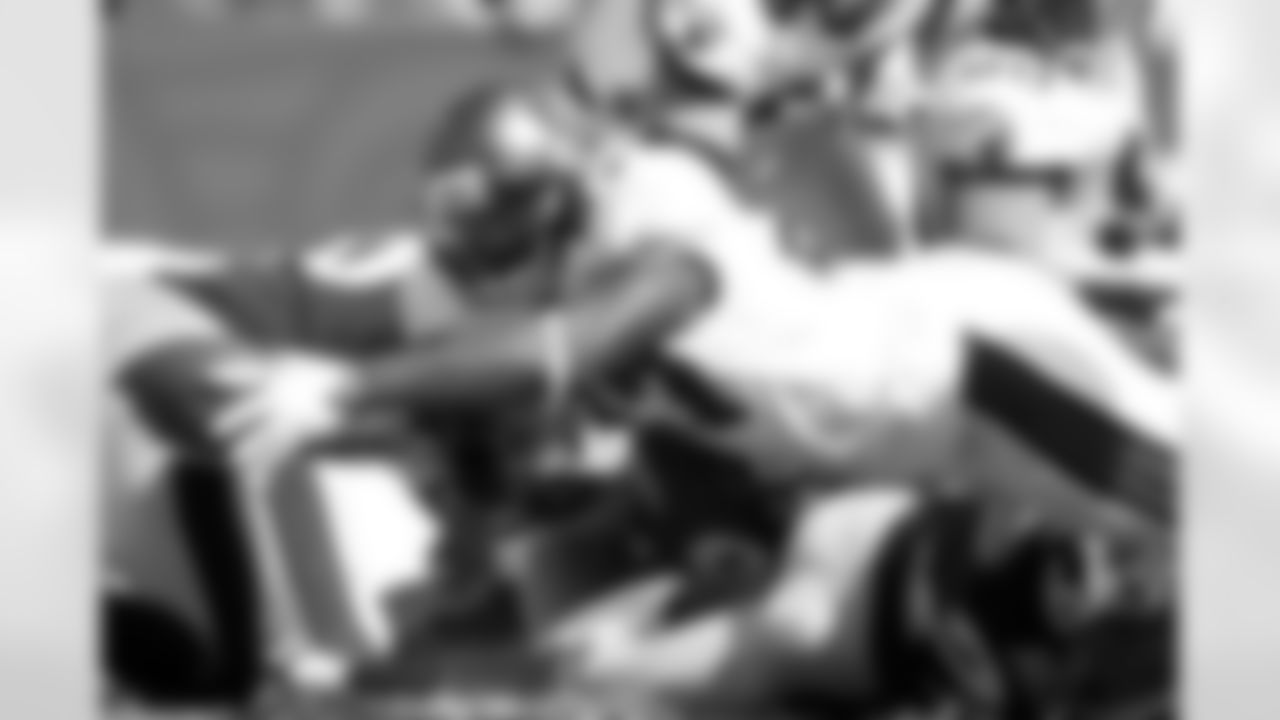 27 RB LaGarrette Blount makes a stretch for a touchdown in the 4th quarter