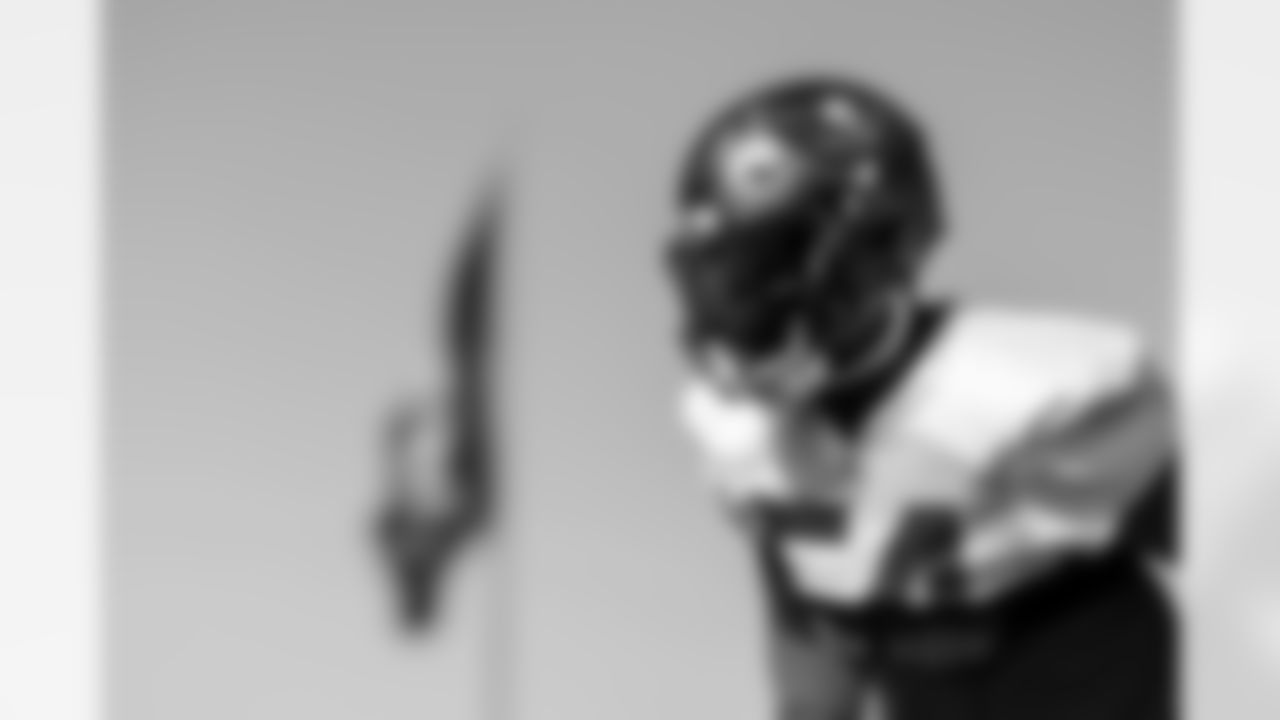 TAMPA, FL - December 02, 2022 - Inside Linebacker Lavonte David #54 of the Tampa Bay Buccaneers during practice at AdventHealth Training Center. Photo By Tori Richman/Tampa Bay Buccaneers