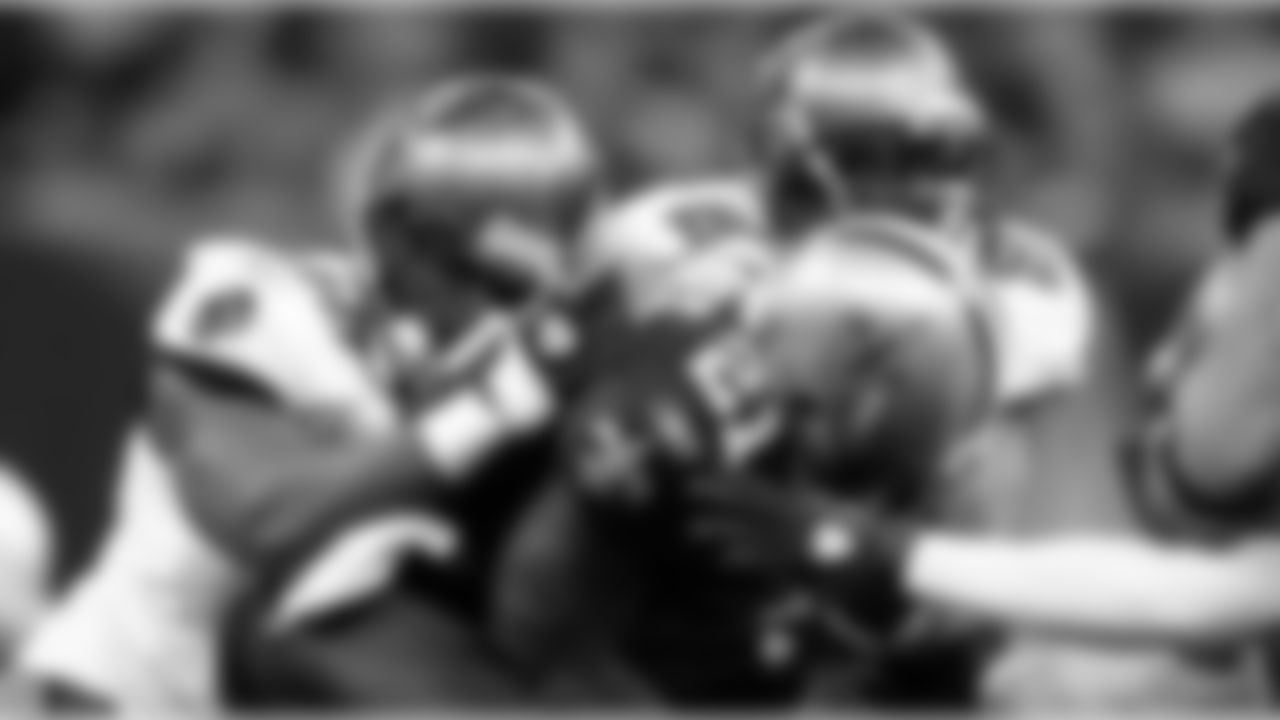 26 S Sean Jones swarms in to attack the ball carrier