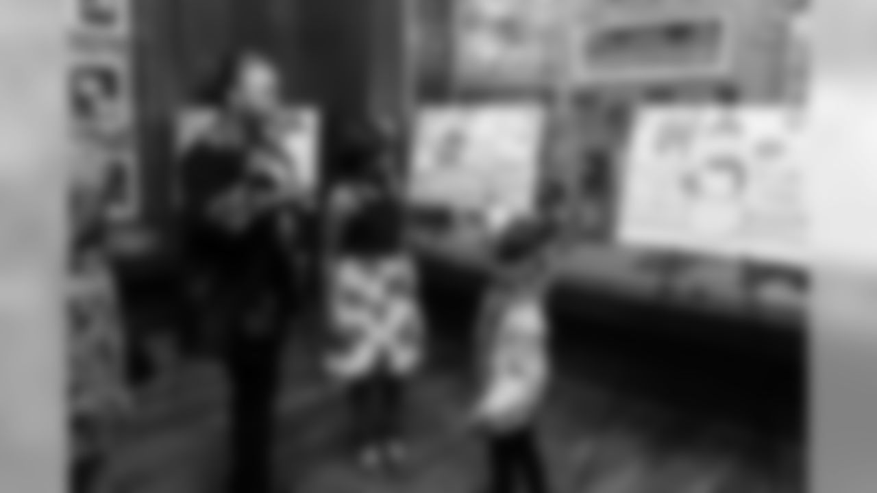 191121_TR_HolidayCardExhibit_018