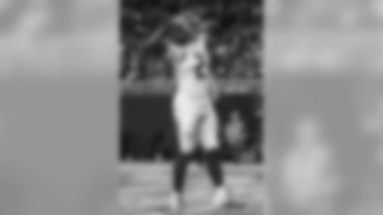 RB Ronald Jones II, No. 27