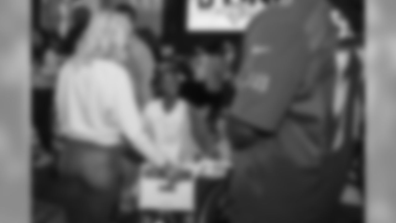 181217_KZ_DLineDeliversChristmas_038