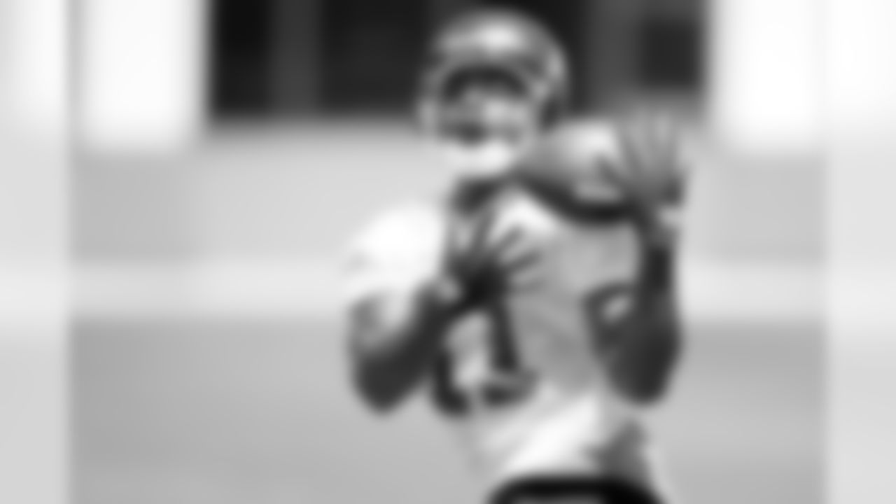 WR Mark Jones twists to pull in a pass that's behind him while still moving forward