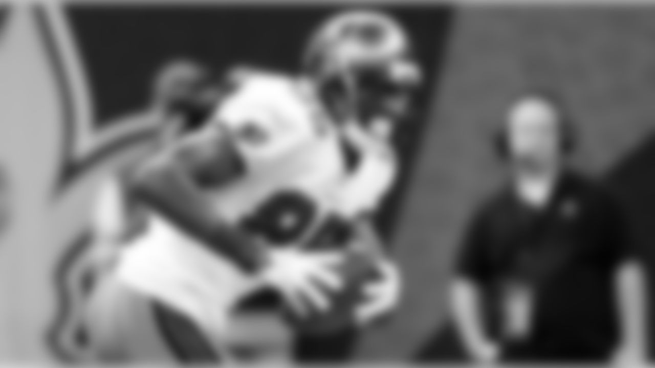 85 WR Maurice Stovall catches a ball after being tipped and gains 38 yards