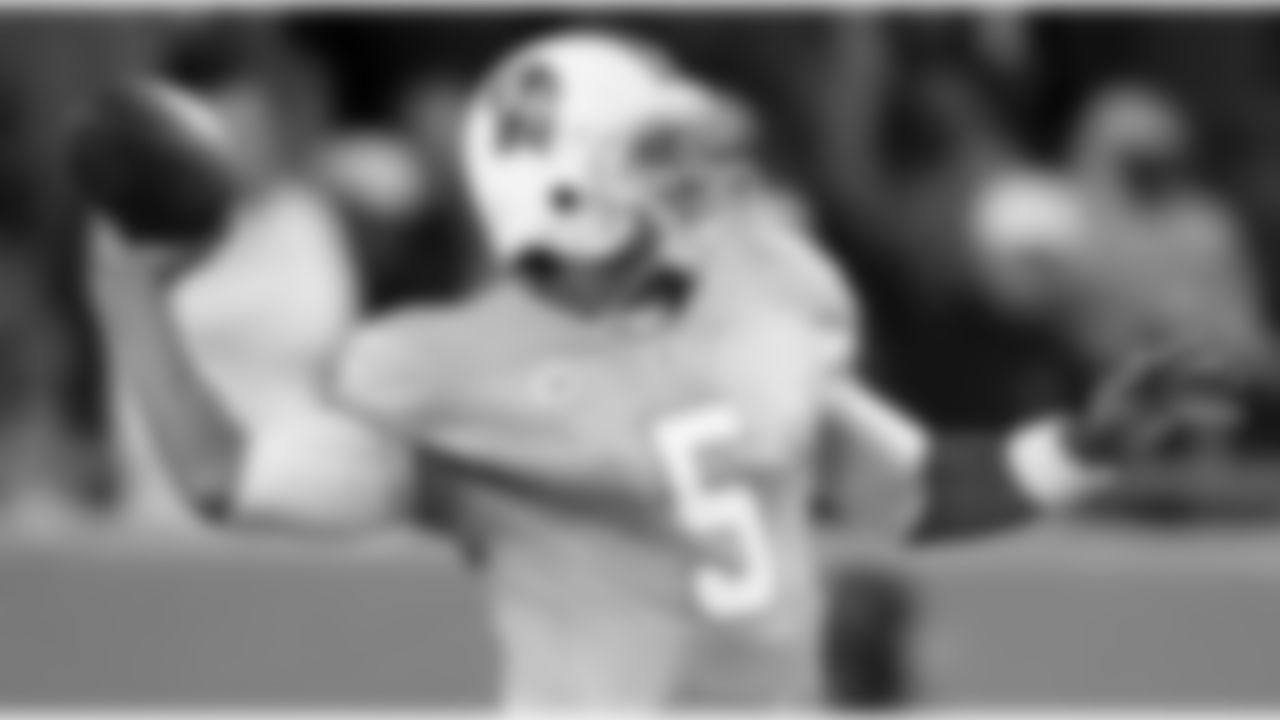 5 QB Josh Freeman drops back to throw a pass
