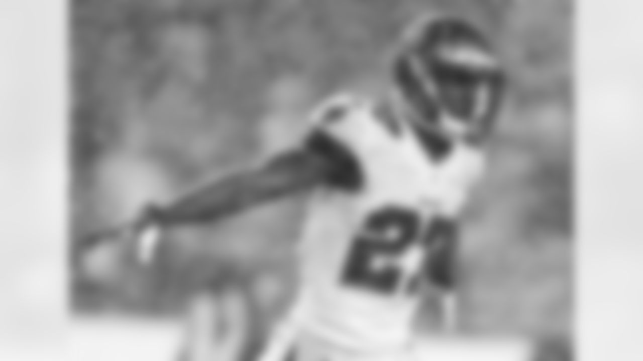 CB Johnthan Banks signals an incomplete pass in the 2nd quarter.