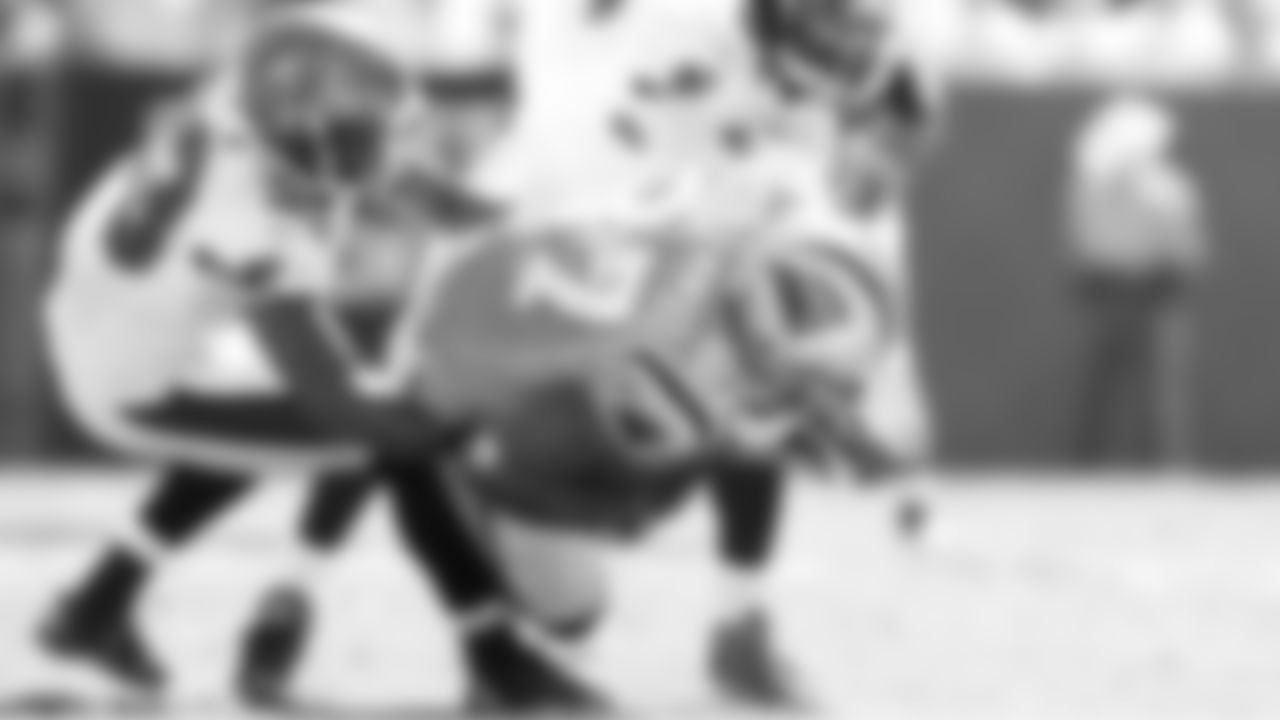 33 CB Elbert Mack brings down the receiver after the catch