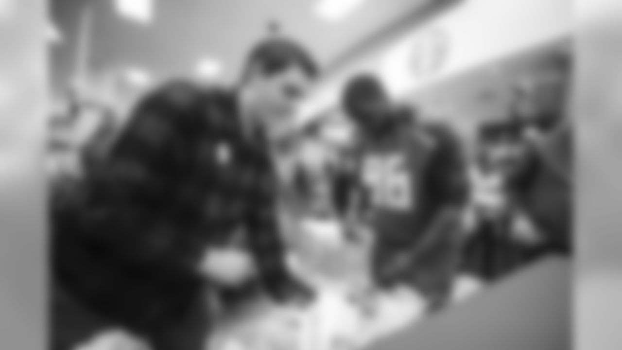 191218_TR_LinebackersLightUpHolidays_039
