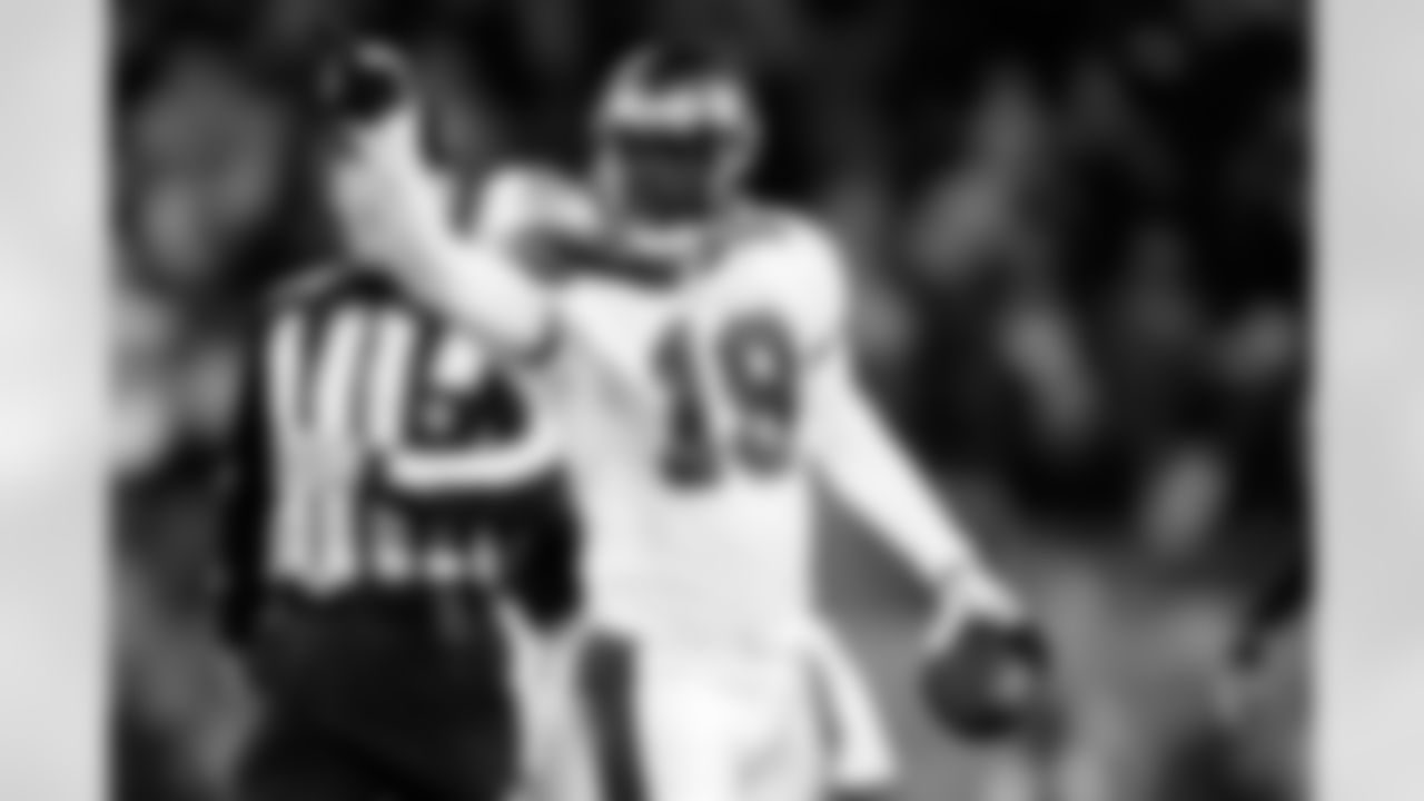 19 WR Ike Hilliard gets a needed first down in the first half