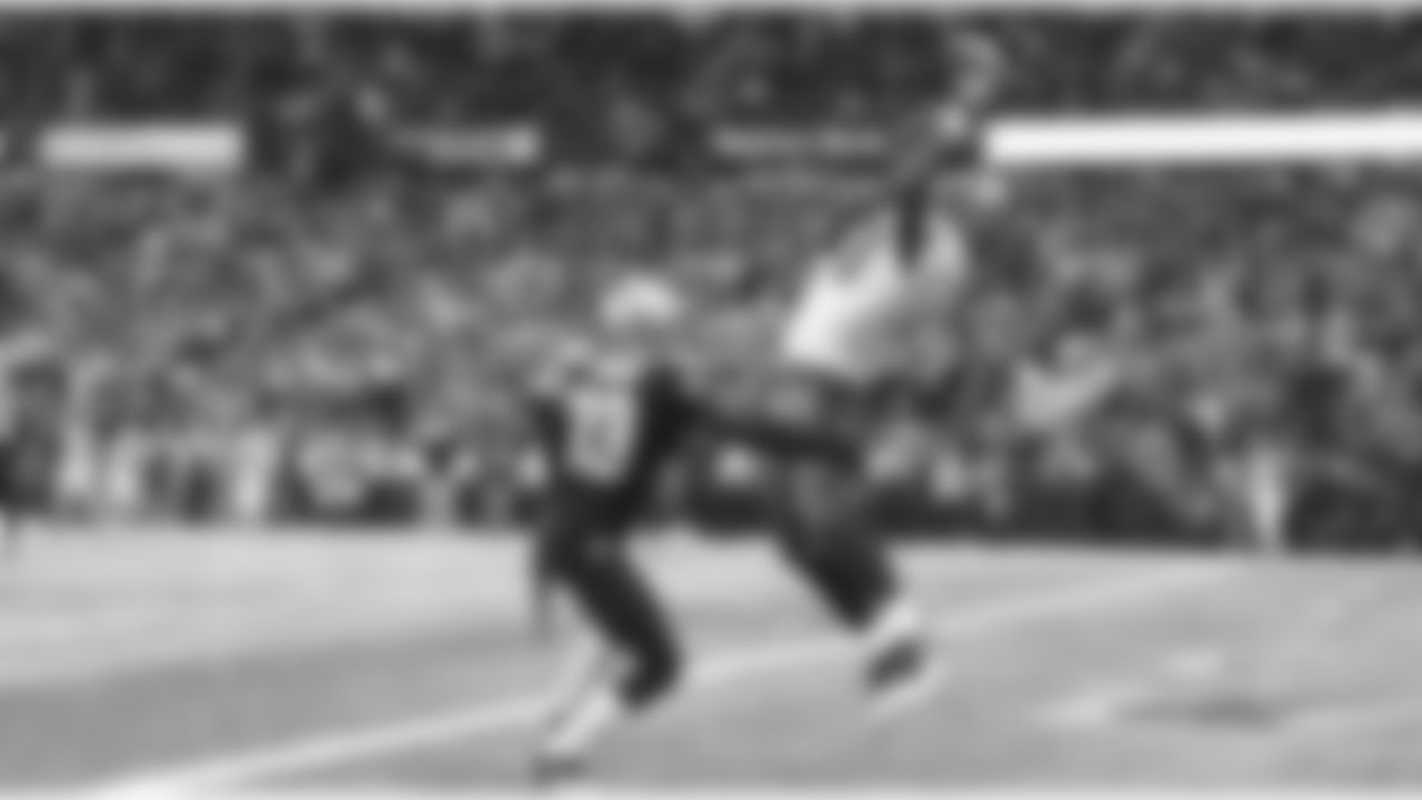 19 WR Mike Williams makes an acrobatic catch for a touchdown