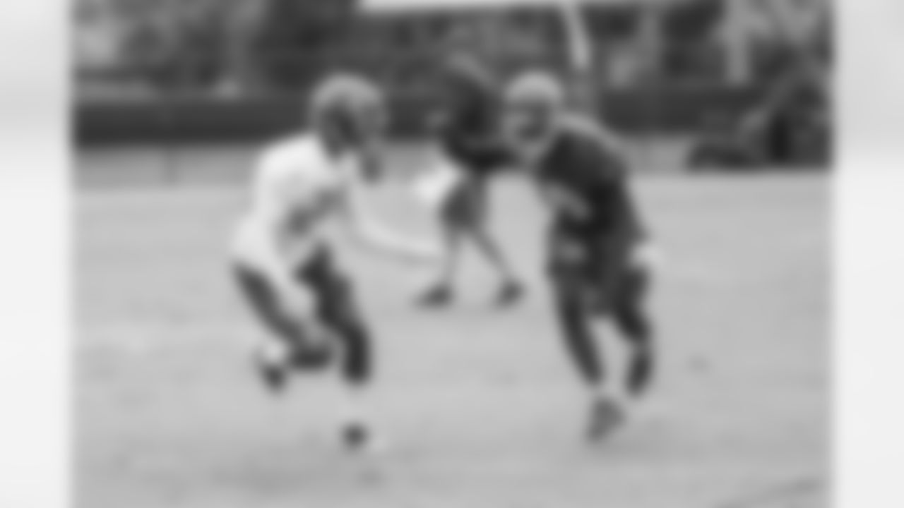 29 DB Ryan Smith and #89 WR Russell Shepard