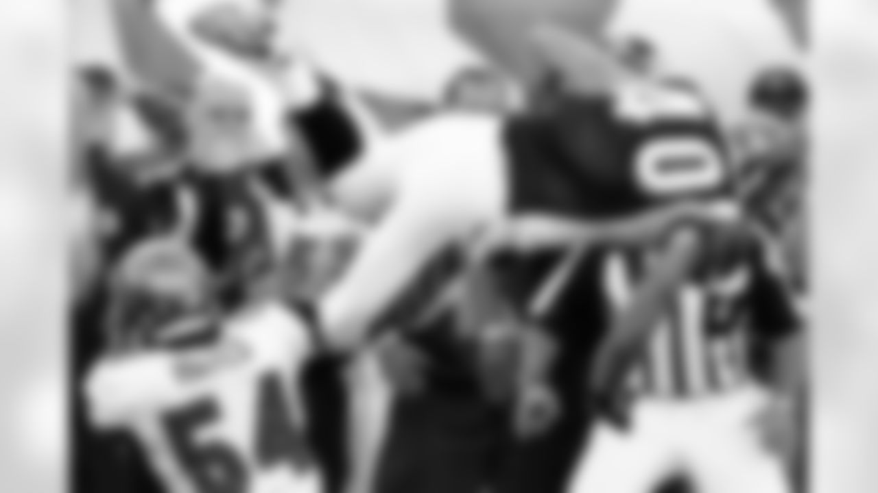 54 LB Geno Hayes is not fooled by a leaping ball carrier