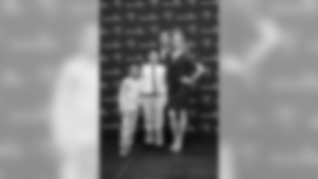191121_TR_HolidayCardExhibit_087