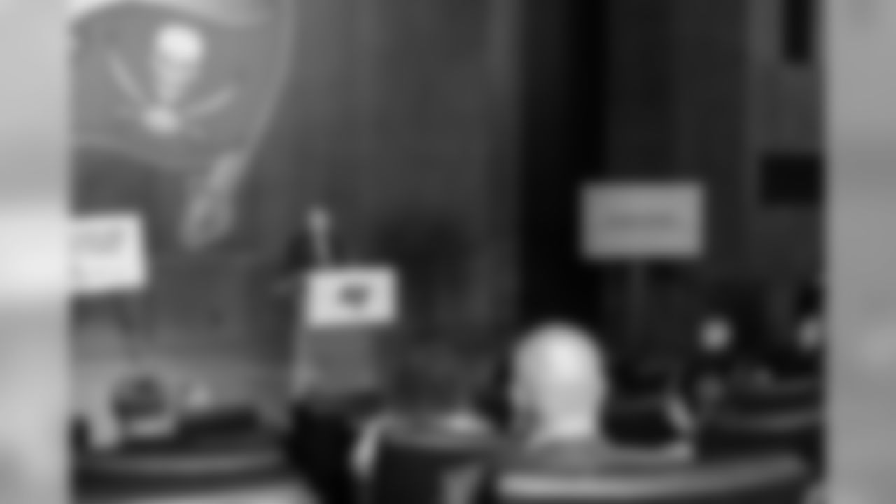 191121_TR_HolidayCardExhibit_054