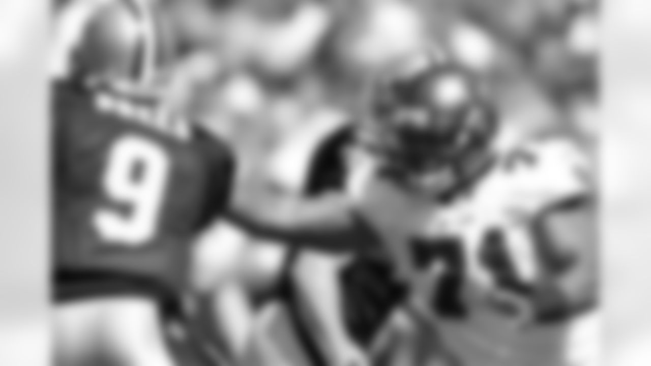 71 DL Michael Bennett swoops in to pressure the quarterback